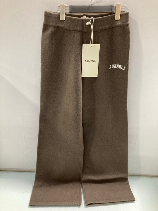 Lot 471  
            Marchington SR13 - Parcel Delivery Only 

                
ADANOLA WOMENS VARSITY KNIT STRAIGHT LEG SWEATPANTS IN DARK COCOA BROWN/MARSHMALL...