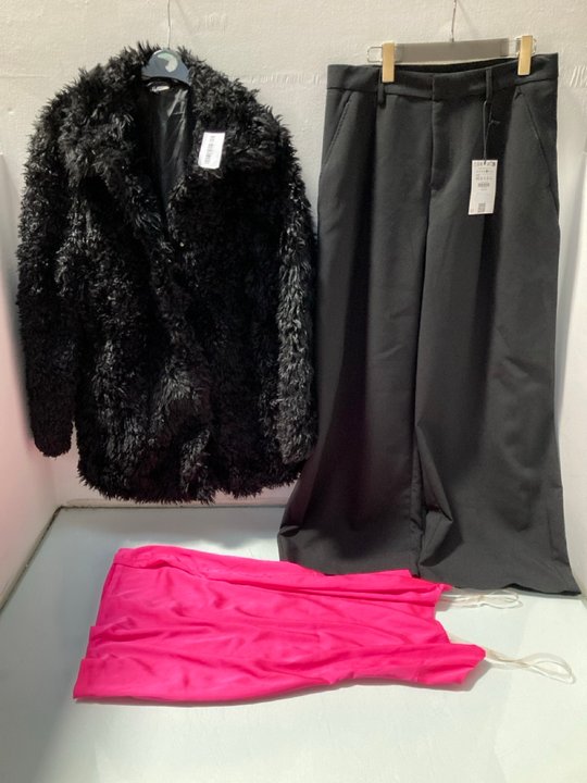 Lot 476  
            Marchington SR13 - Parcel Delivery Only 

                
3 X ASSORTED WOMENS CLOTHING IN VARIOUS SIZES TO INCLUDE BERSHKA WIDE LEG TROUSER...