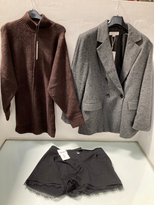 Lot 481  
            Marchington SR13 - Parcel Delivery Only 

                
3 X ASSORTED WOMENS CLOTHING IN VARIOUS SIZES TO INCLUDE ZARA LACE TRIM SHORTS IN...