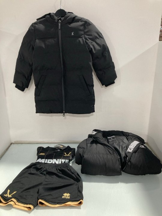 Lot 483  
            Marchington SR13 - Parcel Delivery Only 

                
4 X ASSORTED CHILDRENS CLOTHING IN VARIOUS SIZES TO INCLUDE JOULES FULL ZIP COAT ...