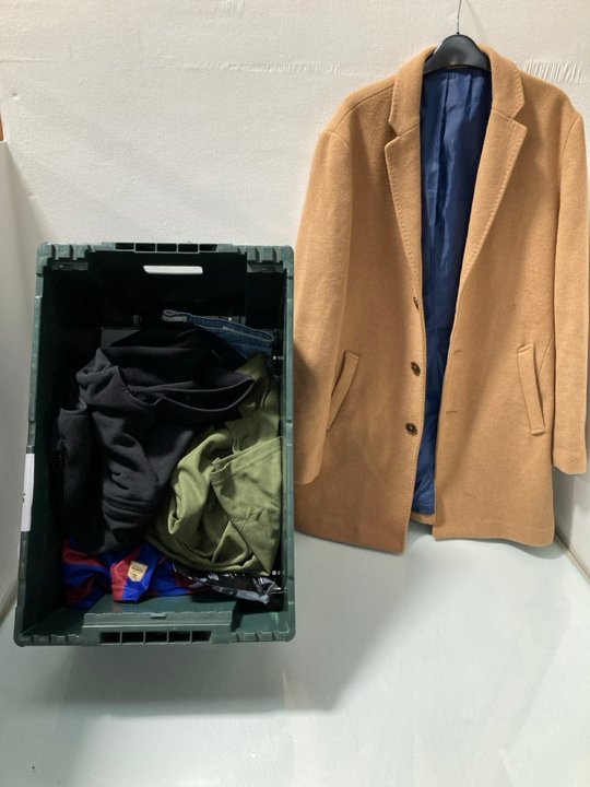 Lot 485  
            Marchington SR13 - Parcel Delivery Only 

                
QTY OF ASSORTED MENS CLOTHING IN VARIOUS SIZES TO INCLUDE M&S LONG LENGTH COAT IN...