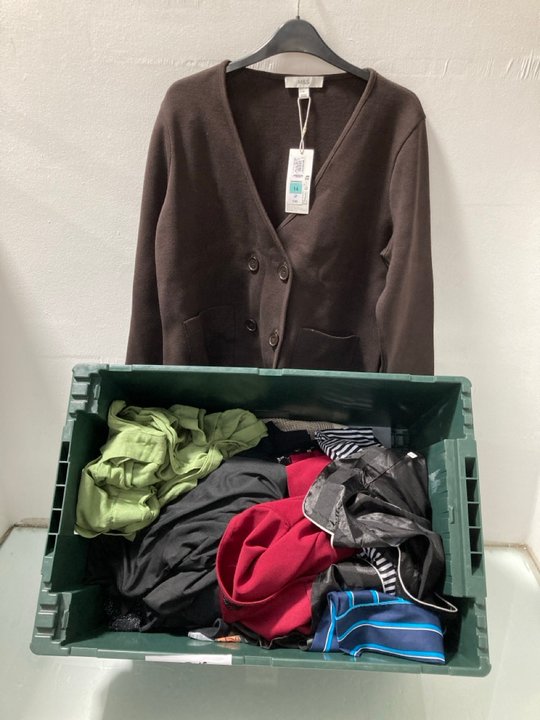 Lot 486  
            Marchington SR13 - Parcel Delivery Only 

                
QTY OF ASSORTED WOMENS CLOTHING IN VARIOUS SIZES TO INCLUDE BELOVED WOMAN LINEN S...