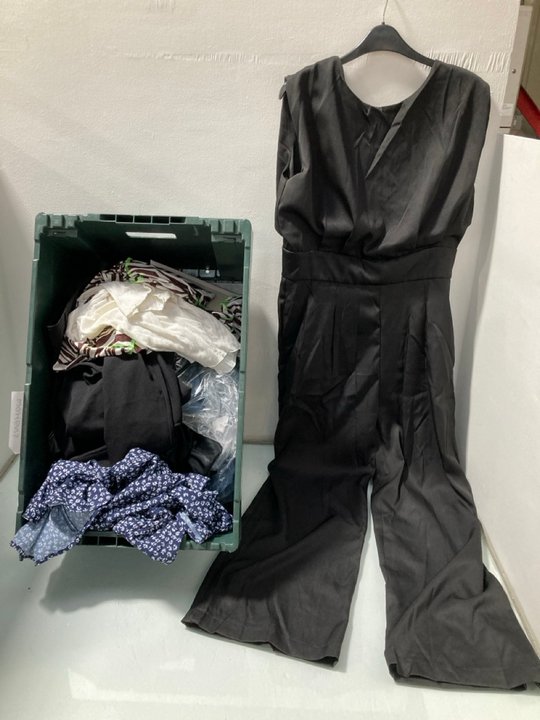 Lot 487  
            Marchington SR13 - Parcel Delivery Only 

                
QTY OF ASSORTED WOMENS CLOTHING IN VARIOUS SIZES TO INCLUDE CHICME FLORAL DRESS I...