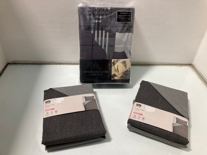 Lot 489  
            Marchington SR13 - Parcel Delivery Only 

                
2 X F & F HOME EASY CARE DUVET SETS - SIZE: SINGLE TO INCLUDE NIGHT ZONE 100% BRU...