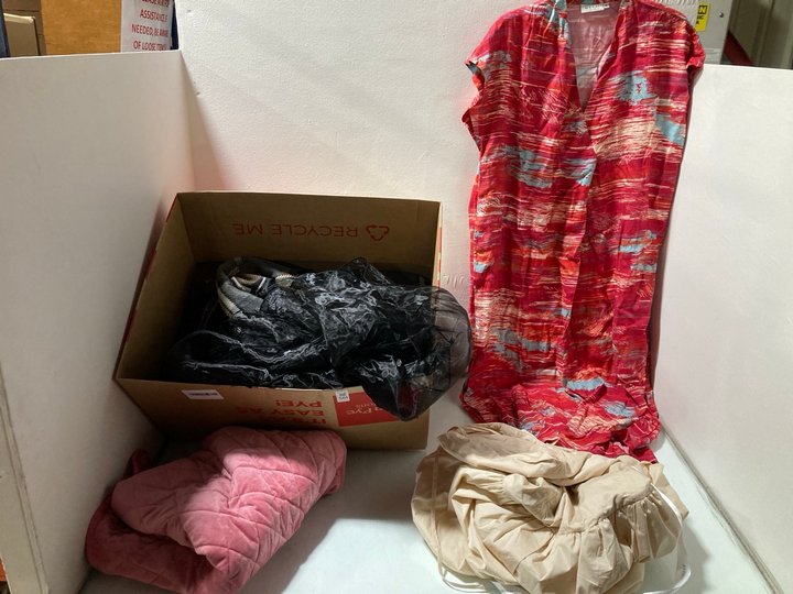 Lot 501  
            Marchington SR13 - Parcel Delivery Only 

                
QTY OF ASSORTED WOMENS CLOTHING IN VARIOUS SIZES TO INCLUDE WONDERDOLL SLEEVELESS...