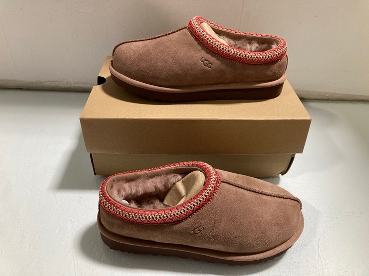 Lot 504  
            Marchington SR13 - Parcel Delivery Only 

                
UGG W TASMAN II SLIPPERS - UK SIZE: 5 - ORIGINAL RRP: £115.00: LOCATION - B2
