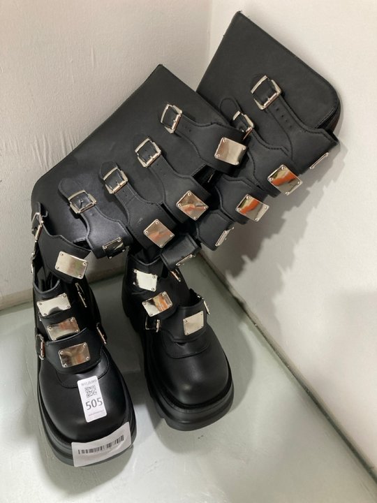 Lot 505  
            Marchington SR13 - Parcel Delivery Only 

                
PLATFORM KNEE HIGH BLACK BOOTS - UK SIZE: 7: LOCATION - B2