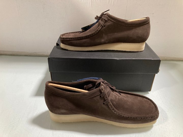 Lot 508  
            Marchington SR13 - Parcel Delivery Only 

                
CLARKS ORIGINALS WALLABEE DARK BROWN SUEDE SHOES - UK SIZE: 10.5: LOCATION - B2