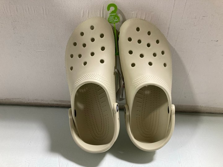 Lot 510  
            Marchington SR13 - Parcel Delivery Only 

                
CROCS UNISEX CLOGS - UK SIZE: M:9 / W:10: LOCATION - B2