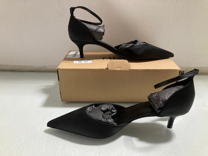 Lot 512  
            Marchington SR13 - Parcel Delivery Only 

                
MNG WOMENS BLACK HEELED SHOES - UK SIZE: 5: LOCATION - B2