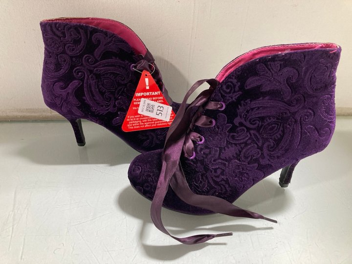 Lot 513  
            Marchington SR13 - Parcel Delivery Only 

                
JOE BROWNS WOMENS PURPLE HEELED SHOES - UK SIZE: 5: LOCATION - B2