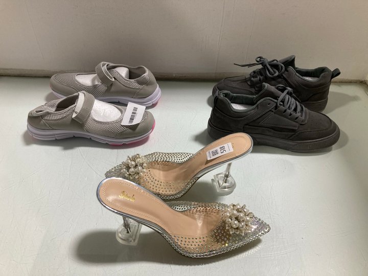 Lot 518  
            Marchington SR13 - Parcel Delivery Only 

                
3 X ASSORTED WOMENS SHOES IN VARIOUS SIZES TO INCLUDE GREY TRAINERS - SIZE UNKNOW...