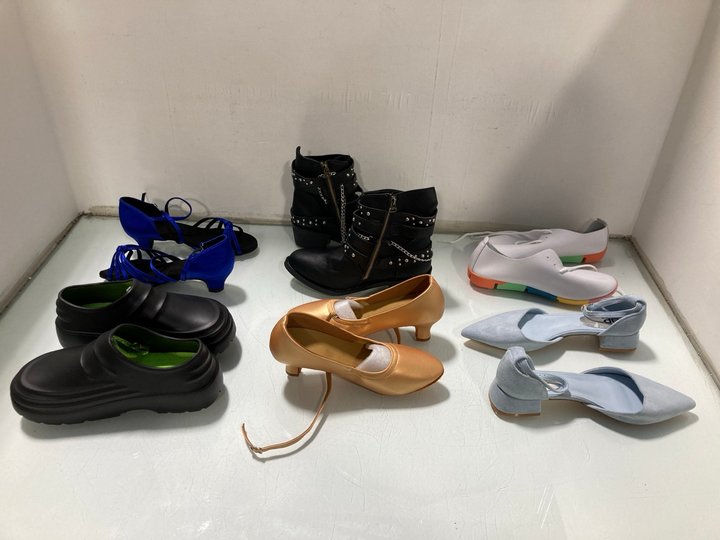 Lot 521  
            Marchington SR13 - Parcel Delivery Only 

                
6 X ASSORTED WOMENS SHOES - UK SIZE: 5 TO INCLUDE BLOCK HEEL SANDALS IN SUEDE BLU...