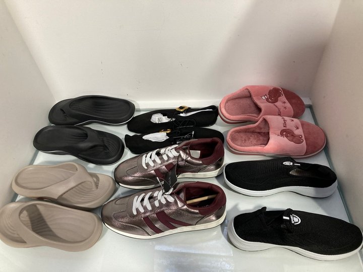 Lot 522  
            Marchington SR13 - Parcel Delivery Only 

                
6 X ASSORTED WOMENS SHOES - UK SIZE: 7 TO INCLUDE SLIDE SANDALS IN BLACK: LOCATIO...