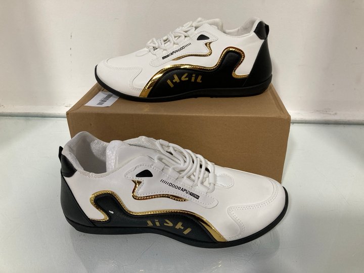 Lot 524  
            Marchington SR13 - Parcel Delivery Only 

                
MENS WHITE / BLACK TRAINERS - EU SIZE: 45: LOCATION - B2