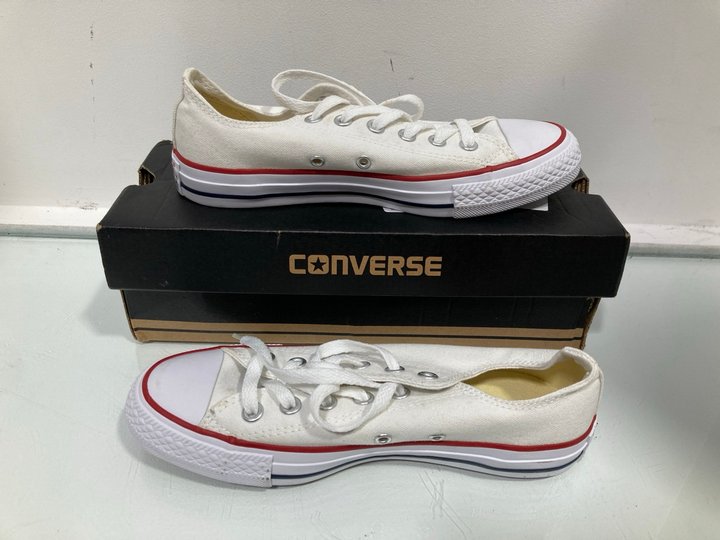 Lot 525  
            Marchington SR13 - Parcel Delivery Only 

                
CONVERSE UNISEX WHITE TRAINERS - UK SIZE: 4.5: LOCATION - B2