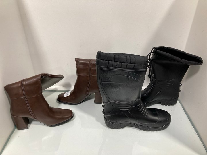 Lot 526  
            Marchington SR13 - Parcel Delivery Only 

                
BLOCK HEEL KNEE HIGH WOMENS BROWN SHOES - UK SIZE: 6 TO INCLUDE STORM WELLS BLACK...