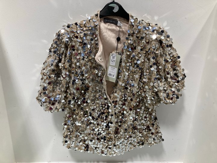 Lot 527  
            Marchington SR13 - Parcel Delivery Only 

                
MINT VELVET SILVER SEQUIN PUFF SLEEVE TOP - UK SIZE: SMALL - ORIGINAL RRP: £110.0...