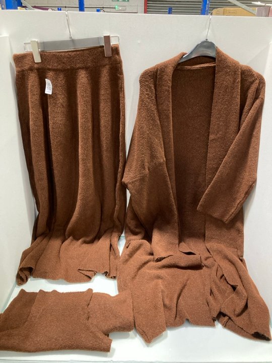 Lot 532  
            Marchington SR13 - Parcel Delivery Only 

                
3 X ASSORTED WOMENS CLOTHING - SIZES UNKNOWN TO INCLUDE BROWN HIGH NECK VEST: LOC...