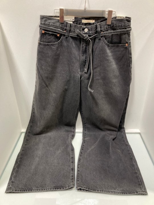 Lot 534  
            Marchington SR13 - Parcel Delivery Only 

                
LEVI'S XL STRAIGHT MID RISE WASH BLACK TROUSERS - UK SIZE: 31 x 33 - ORIGINAL RRP...