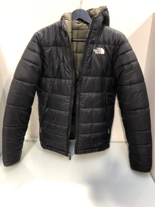 Lot 542  
            Marchington SR13 - Parcel Delivery Only 

                
THE NORTH FACE REVERSIBLE PUFFER JACKET IN BLACK/GREEN - SIZE UK XS: LOCATION - B4