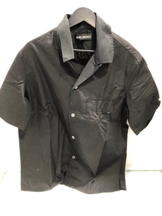 Lot 549  
            Marchington SR13 - Parcel Delivery Only 

                
OUR LEGACY MENS HEUSEN S/S SHIRT IN BLACK - SIZE 48 - ORIGINAL RRP £240: LOCATION...