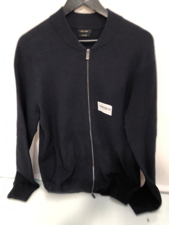 Lot 553  
            Marchington SR13 - Parcel Delivery Only 

                
MASSIMO DUTTI MENS FULL ZIP CARDIGAN IN NAVY - SIZE UK L: LOCATION - B4