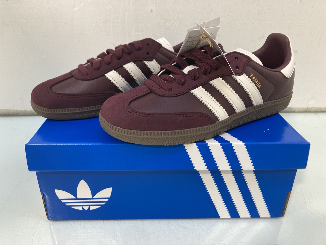 Lot 555  
            Marchington SR13 - Parcel Delivery Only 

                
ADIDAS SAMBA OG TRAINERS IN BURGUNDY/WHITE - SIZE UK 5: LOCATION - B4