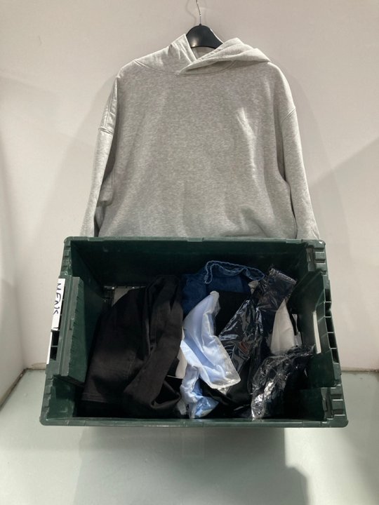 Lot 562  
            Marchington SR13 - Parcel Delivery Only 

                
QTY OF ASSORTED MENS CLOTHING IN VARIOUS SIZES TO INCLUDE WEEKDAY L/S HOODIE IN G...