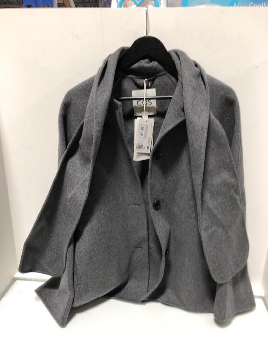 Lot 571  
            Marchington SR13 - Parcel Delivery Only 

                
COS SINGLE BREASTED COAT IN GREY - SIZE UK XS - ORIGINAL RRP £189: LOCATION - B5