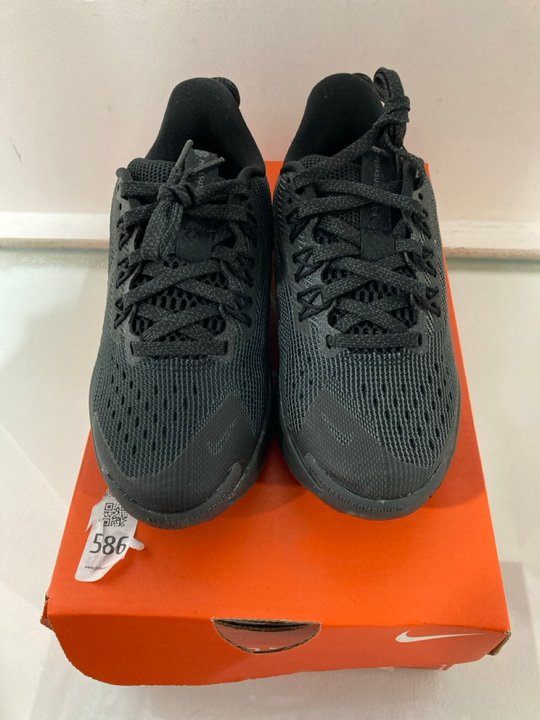 Lot 586  
            Marchington SR13 - Parcel Delivery Only 

                
NIKE CHILDRENS PEGASUS TRAIL 5 (PS) TRAINERS IN BLACK/ANTHRACITE-WOLF GREY - SIZE...