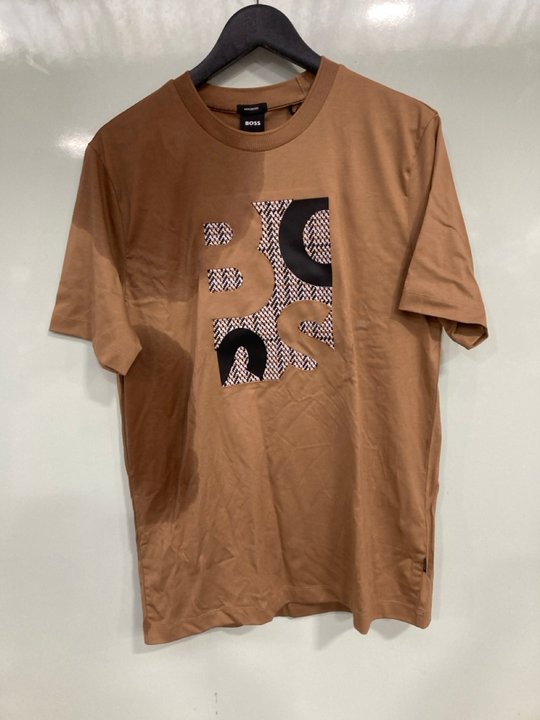 Lot 589  
            Marchington SR13 - Parcel Delivery Only 

                
HUGO BOSS SHORT SLEEVE TEE - UK SIZE: MEDIUM: LOCATION - B6