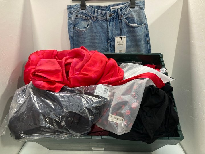 Lot 599  
            Marchington SR13 - Parcel Delivery Only 

                
QTY OF ASSORTED WOMENS CLOTHING IN VARIOUS SIZES TO INCLUDE BERSHKA BOYFRIEND PET...