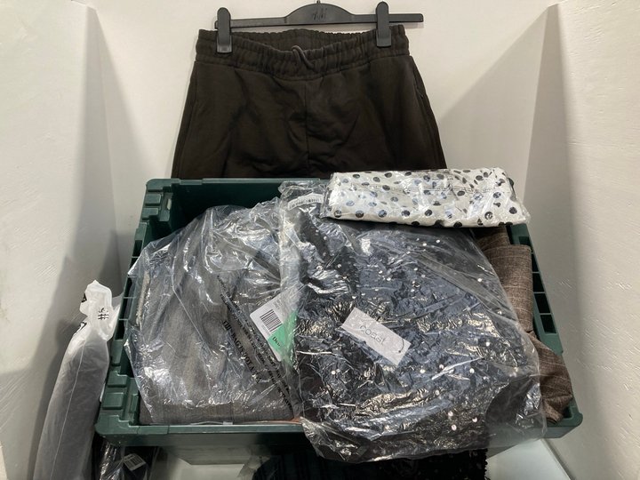 Lot 600  
            Marchington SR13 - Parcel Delivery Only 

                
QTY OF ASSORTED WOMENS CLOTHING IN VARIOUS SIZES TO INCLUDE PRETTY LITTLE THING B...