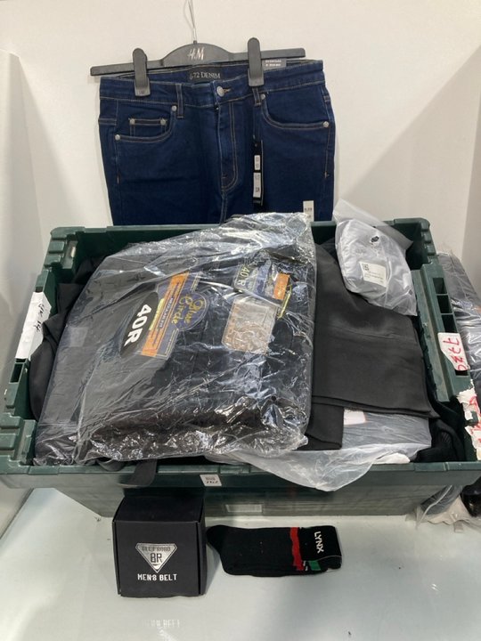 Lot 601  
            Marchington SR13 - Parcel Delivery Only 

                
QTY OF ASSORTED MENS CLOTHING IN VARIOUS SIZES TO INCLUDE BLACK HOODIE - UK SIZE:...