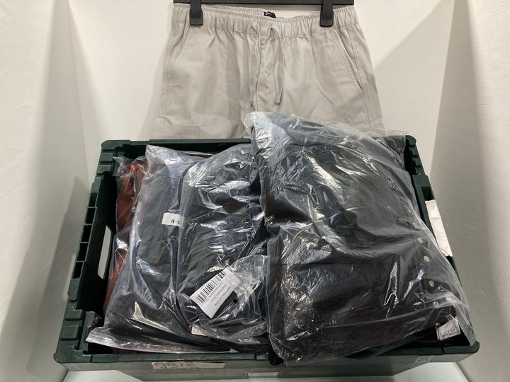 Lot 603  
            Marchington SR13 - Parcel Delivery Only 

                
QTY OF ASSORTED WOMENS CLOTHING IN VARIOUS SIZES TO INCLUDE LONG SLEEVE NAVY TEE ...