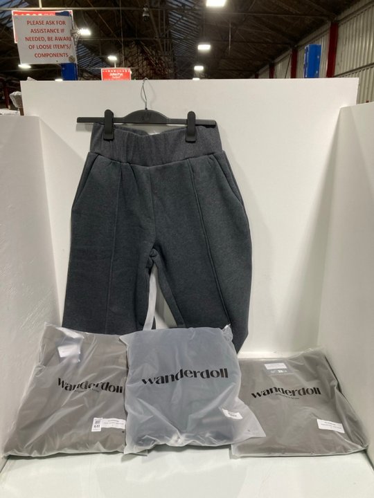 Lot 611  
            Marchington SR13 - Parcel Delivery Only 

                
4 X WANDER DOLL ASSORTED CLOTHING - UK SIZE: LARGE TO INCLUDE SUEDE TROUSERS IN D...