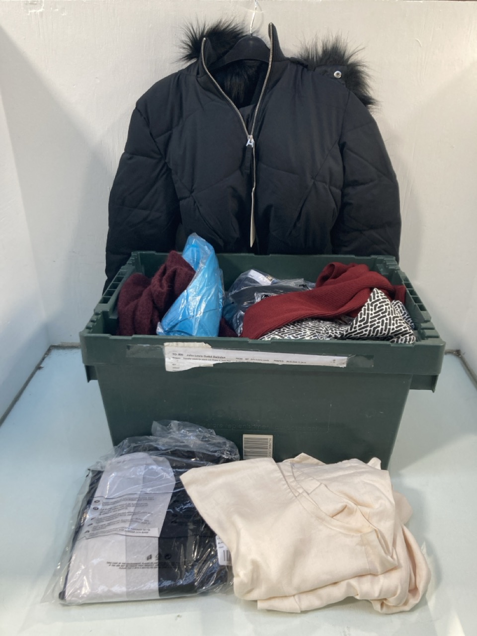 Lot 617  
            Marchington SR13 - Parcel Delivery Only 

                
QTY OF ASSORTED WOMENS CLOTHING IN VARIOUS SIZES TO INCLUDE REFORMATION BURGUNDY ...