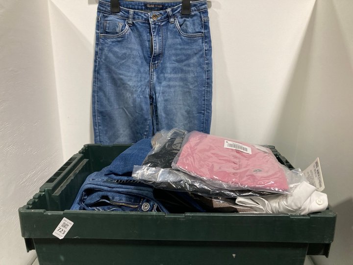 Lot 618  
            Marchington SR13 - Parcel Delivery Only 

                
QTY OF ASSORTED WOMENS CLOTHING IN VARIOUS SIZES TO INCLUDE LULULEMON WHITE SHIRT...