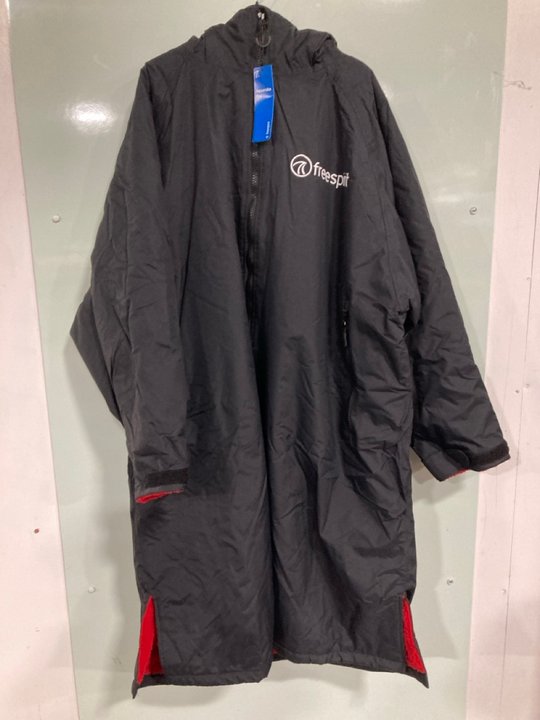 Lot 620  
            Marchington SR13 - Parcel Delivery Only 

                
FREESPIRIT BLACK RED LONG SLEEVE ADULT CHANGING ROBE - UK SIZE: L/XL: LOCATION - B7