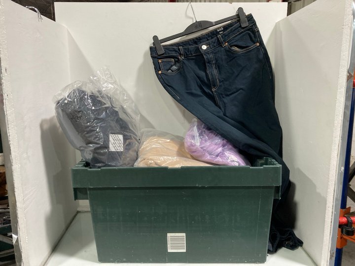 Lot 623  
            Marchington SR13 - Parcel Delivery Only 

                
QTY OF ASSORTED WOMENS CLOTHING IN VARIOUS SIZES TO INCLUDE BEIGE TROUSERS - UK S...