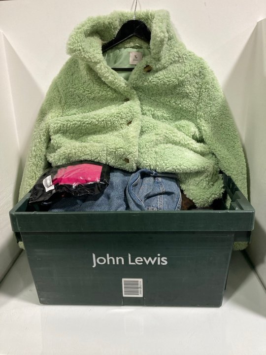 Lot 624  
            Marchington SR13 - Parcel Delivery Only 

                
QTY OF ASSORTED WOMENS CLOTHING IN VARIOUS SIZES TO INCLUDE TU WOMAN GREEN TEDDY ...