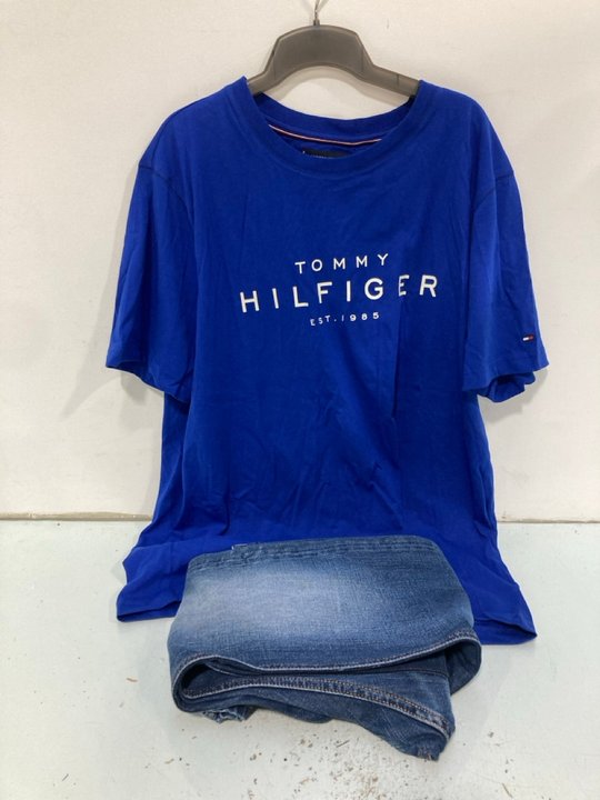 Lot 629  
            Marchington SR13 - Parcel Delivery Only 

                
REPLAY MENS JEANS IN BLUE-UK SIZE 32" TO INCLUDE TOMMY HILFIGER T-SHIRT IN BRIGHT...