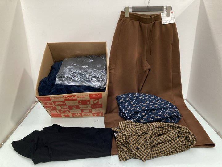 Lot 635  
            Marchington SR13 - Parcel Delivery Only 

                
QTY OF ASSORTED MENS CLOTHING IN VARIOUS SIZES TO INCLUDE FORGED BY TITAN T-SHIRT...