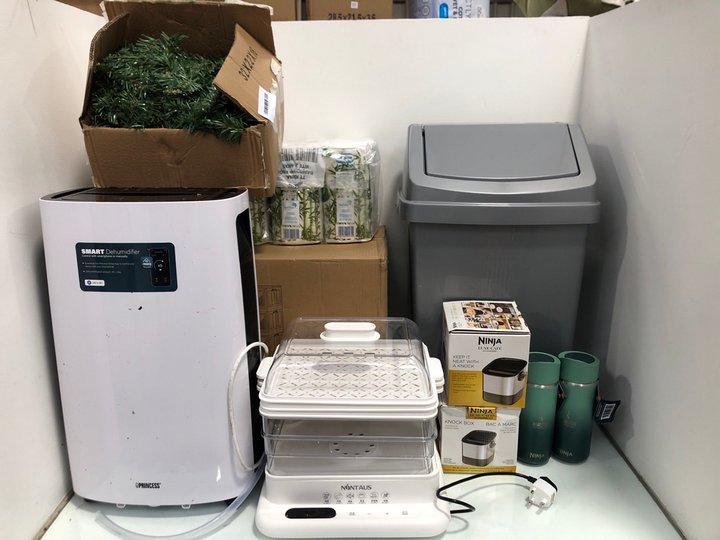 Lot 63  
            Marchington SR13 - Parcel Delivery Only 

                
3 X HOUSEHOLD ITEMS TO INCLUDE PRINCESS 20L DEHUMIDIFIER: LOCATION - D14