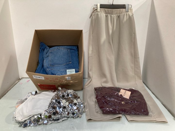 Lot 640  
            Marchington SR13 - Parcel Delivery Only 

                
QTY OF ASSORTED LADIES CLOTHING IN UK SIZE 8-10 TO INCLUDE PAIR OF JOGGING BOTTOM...