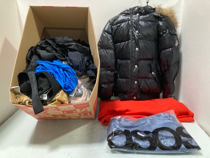 Lot 667  
            Marchington SR13 - Parcel Delivery Only 

                
QTY OF ASSORTED LADIES CLOTHING IN UK SIZE 12-14 TO INCLUDE STRADIVARIUS MINI SKI...