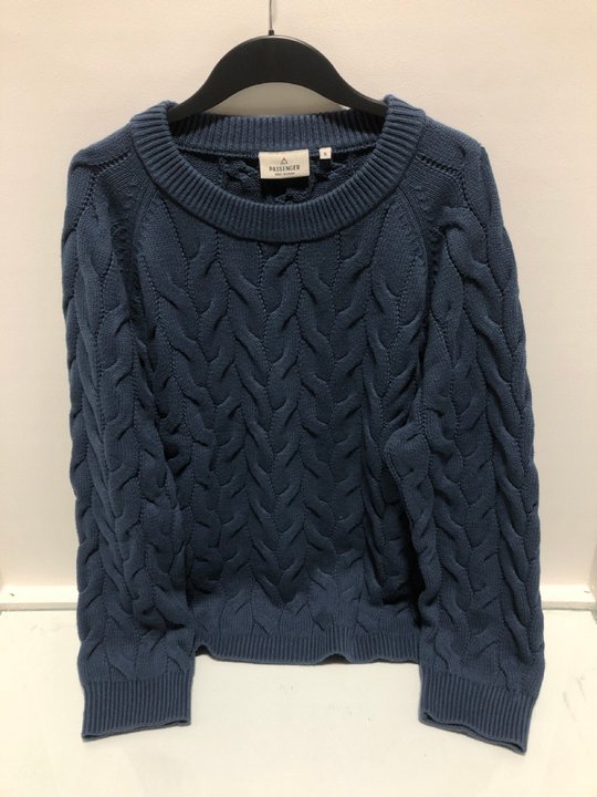 Lot 673  
            Marchington SR13 - Parcel Delivery Only 

                
PASSENGER MENS CABLE KNIT JUMPER IN BLUE-UK SIZE L: LOCATION - B10