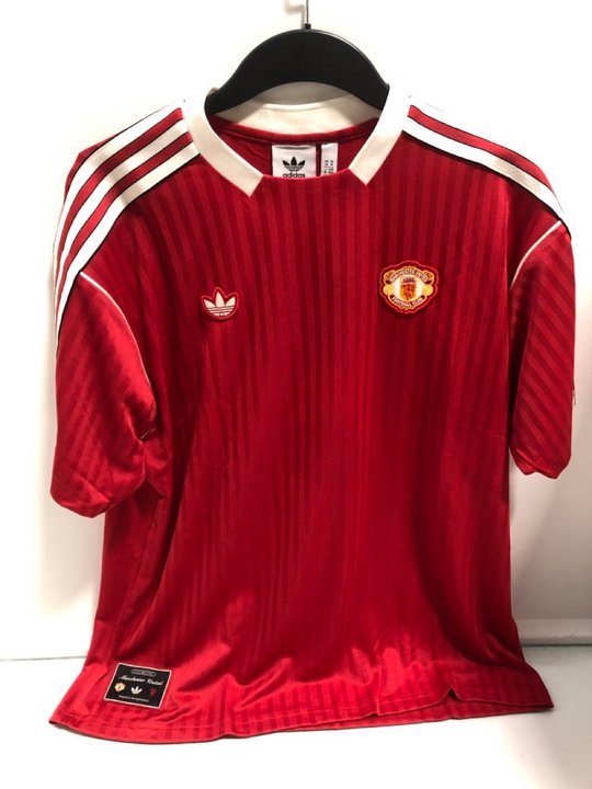 Lot 690  
            Marchington SR13 - Parcel Delivery Only 

                
ADIDAS MANCHESTER UNITED FOOTBALL JERSEY -UK SIZE M: LOCATION - B11