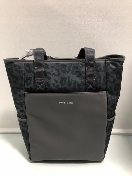 Lot 691  
            Marchington SR13 - Parcel Delivery Only 

                
KAPTEN & SON LINDBY LEO BAG IN DARK GREY-ORIGINAL RRP £110.00: LOCATION - B11